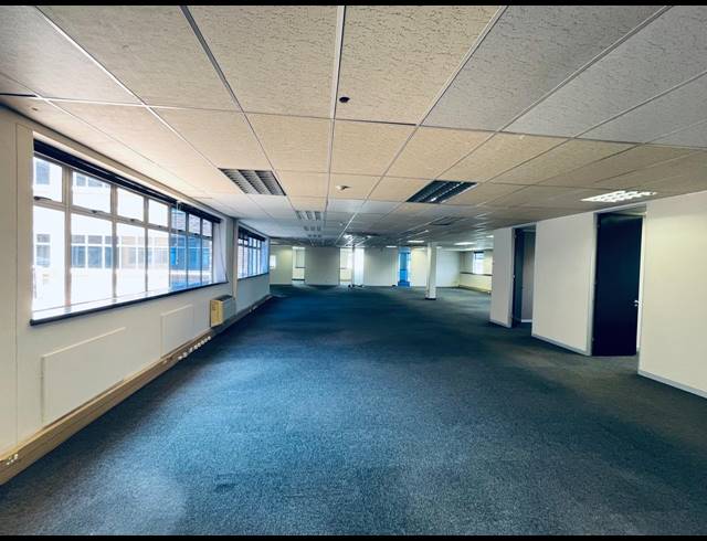 1,300M² OFFICE TO LET IN RANDJESPARK